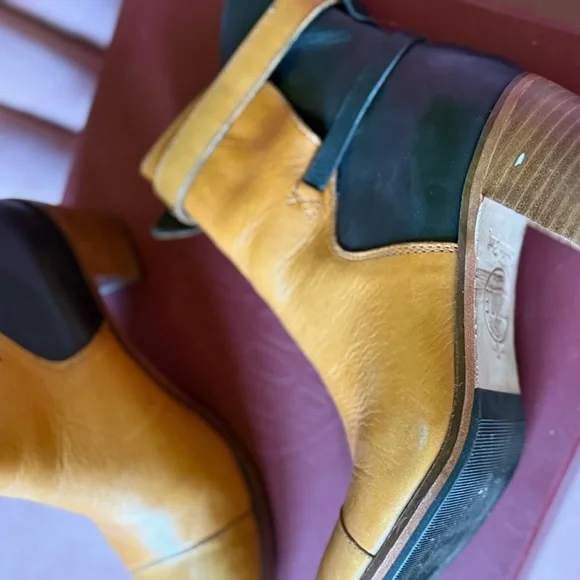 Stylish Tan and Black Ankle Boots - Picture 3 of 4